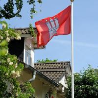 3075_3547 Hamburger Fahne im Vorgarten eines Einfamilienhauses. | 